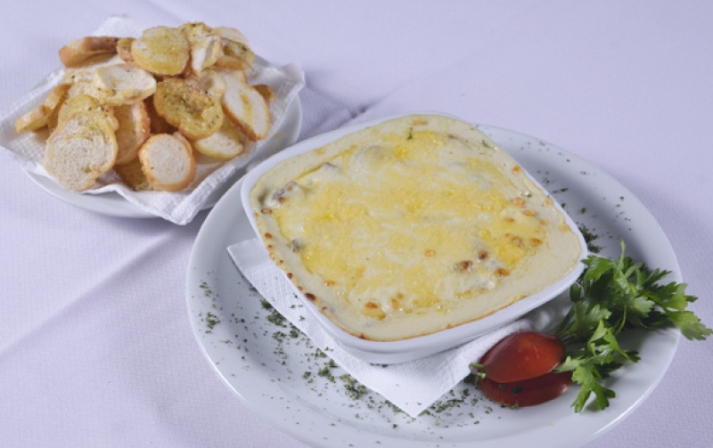 Filet ao molho Roquefort OU Filet ao queijo Coalho com batatas fritas e bacon no Dallas Chopp de R$28,50 por R$12,90