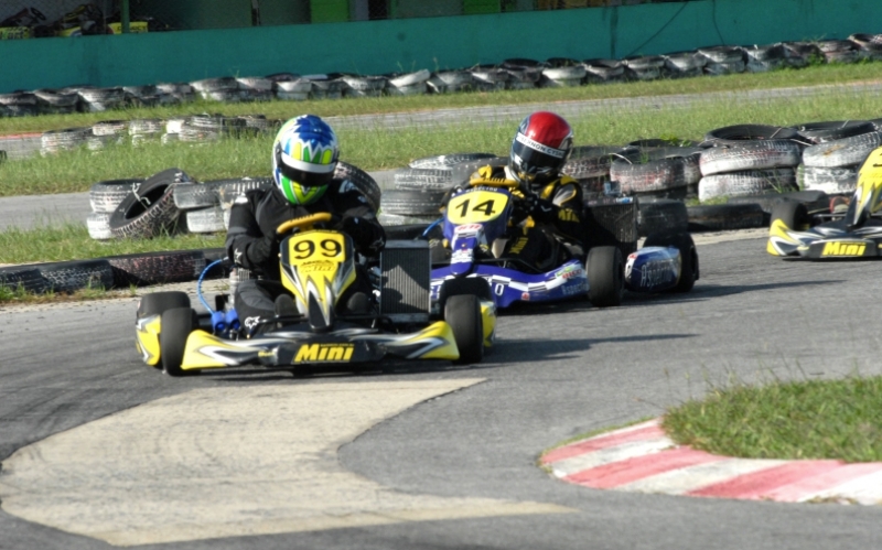 Karting Competição Carros Corrida Montando Para Vitória Uma Pista Corrida  fotos, imagens de © rjankovsky #624217998