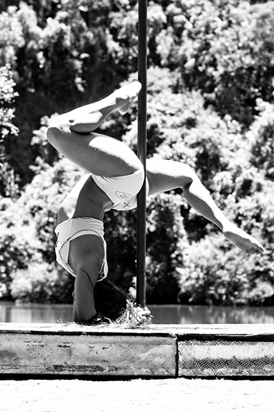 Valorize suas curvas e tonifique seu corpo! 1 Mensalidade de Pole Dance Fitness ou Sensual no Pole Home Studio Karolina Mota por R$59,90