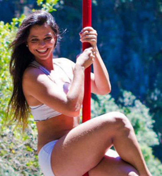 Valorize suas curvas e tonifique seu corpo! 1 Mensalidade de Pole Dance Fitness ou Sensual no Pole Home Studio Karolina Mota por R$59,90