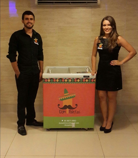 Freezer com 100 paletas mexicanas + promotora por 4 horas de R$1000 por R$599