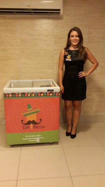 Freezer com 100 paletas mexicanas + promotora por 4 horas de R$1000 por R$599