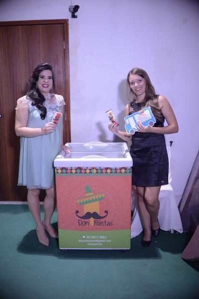 Freezer com 100 paletas mexicanas + promotora por 4 horas de R$1000 por R$599