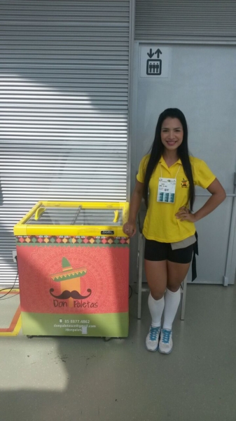 Freezer com 100 paletas mexicanas + promotora por 4 horas de R$1000 por R$599