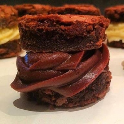 Brownie combina com qualquer festa! 50 Sanduíches de Brownie com 4 opções de sabores por R$79,90 na Quero Brownie